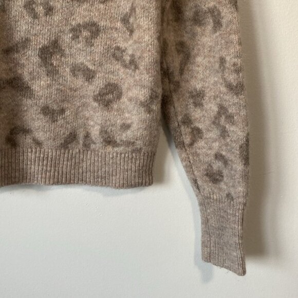 Abercrombie  Fitch Gray Leopard Print Sweater low neck size Medium - Picture 4 of 10